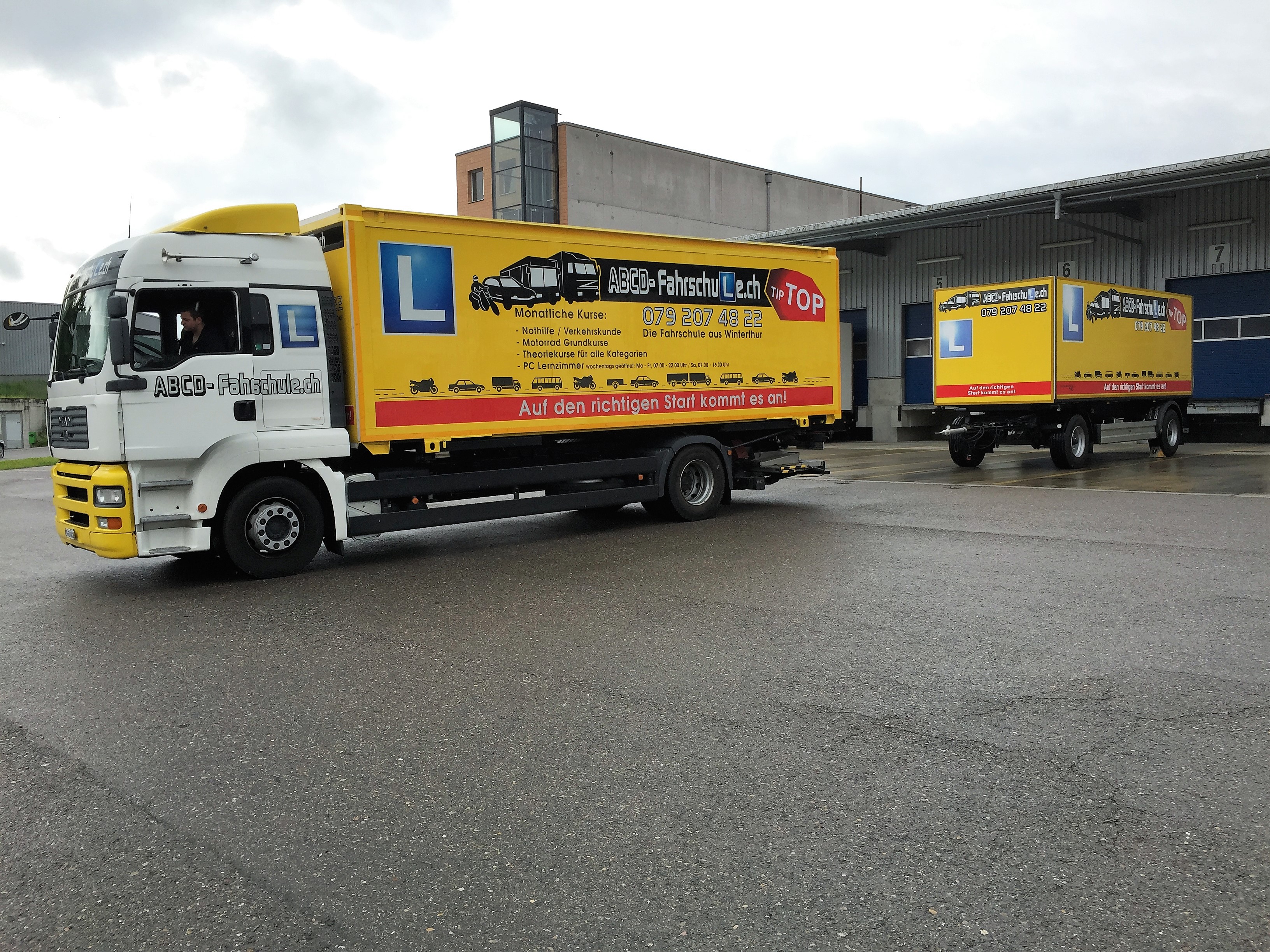 optimale Prüfungsvorbereitung für Lastwagenprüfung und Anhängerprüfung in Winterthur, Thema richtiges anfahren an Rampe